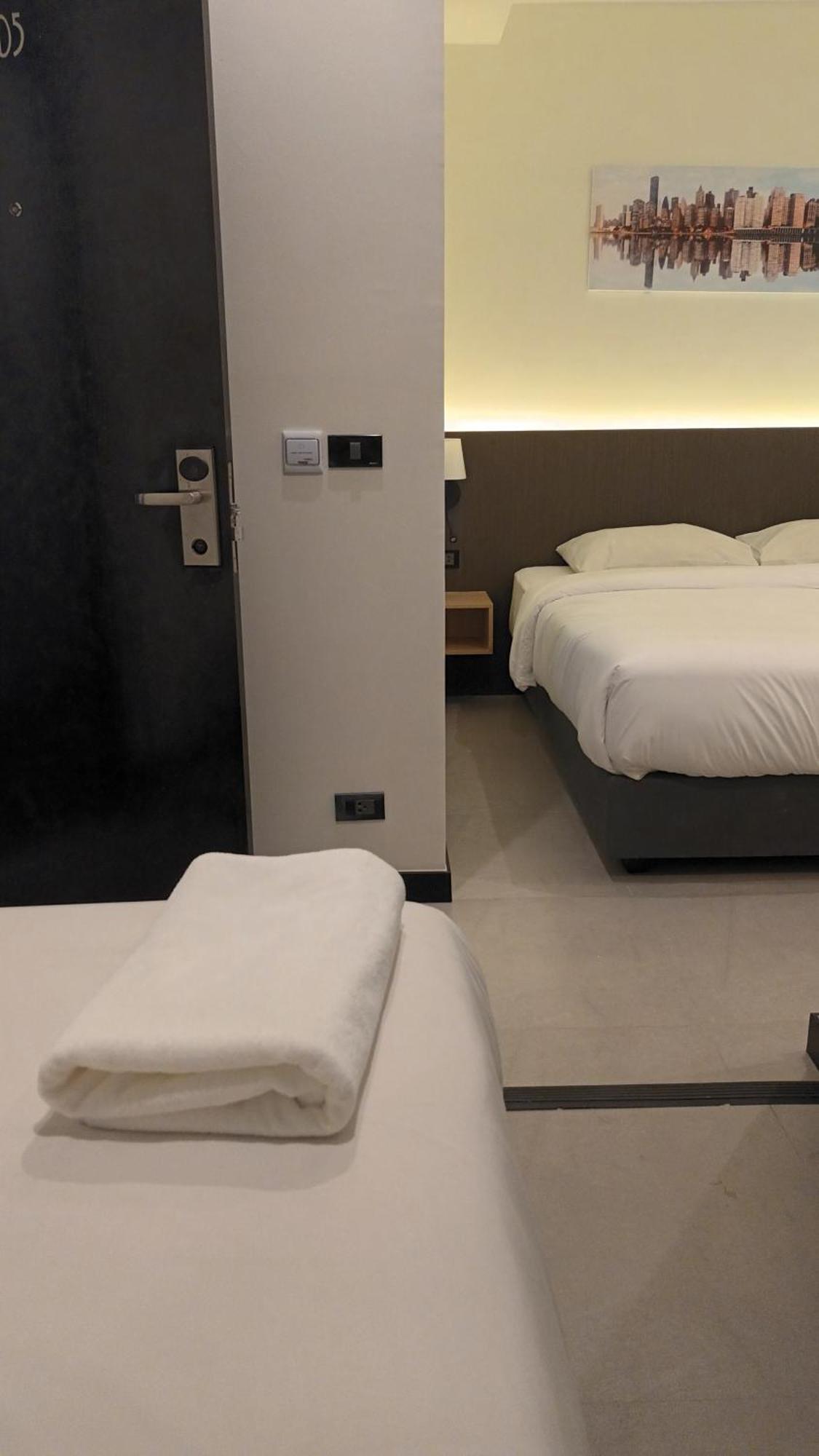 The Blocks Hostel Sukhumvit 10 Bangkok Exterior photo