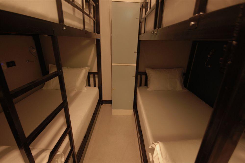 The Blocks Hostel Sukhumvit 10 Bangkok Exterior photo