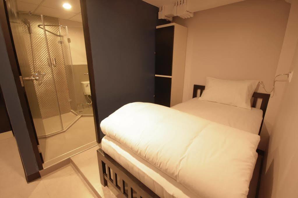 The Blocks Hostel Sukhumvit 10 Bangkok Exterior photo