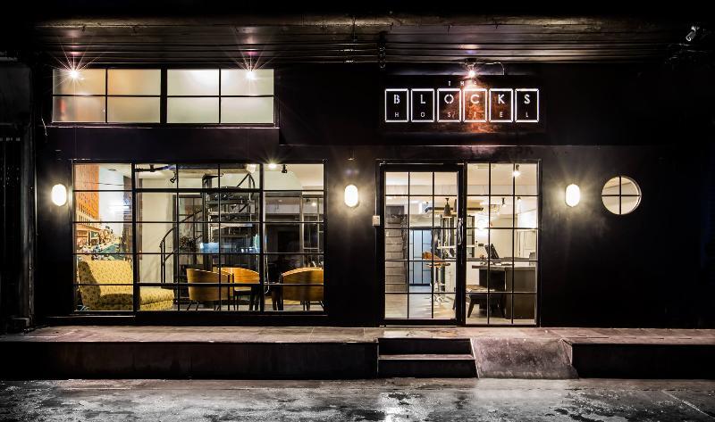 The Blocks Hostel Sukhumvit 10 Bangkok Exterior photo